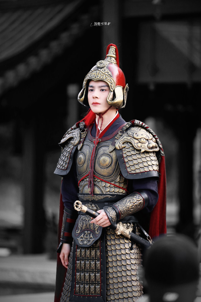 终于等到一身军装手中持弓眼神中充满了狠戾