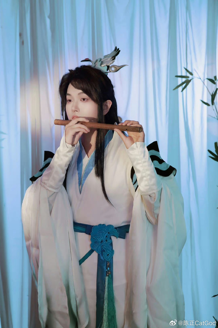 一身素衣玉指轻拂高山流水知音已遇第一眼不敢认因为太帅了