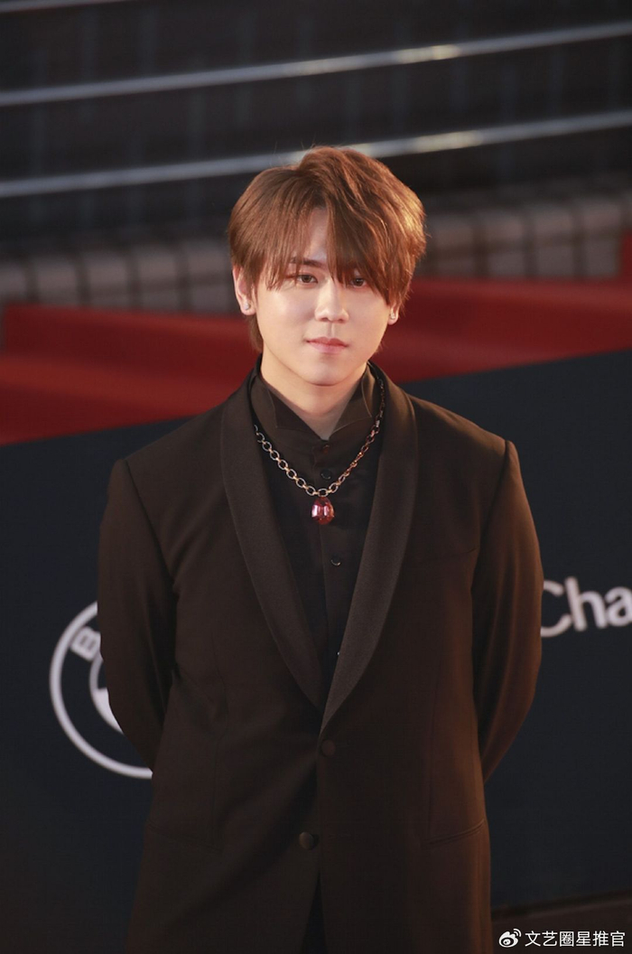 香港顶流姜涛脸上长疱疹高清照曝光变胖变肿手指像香肠