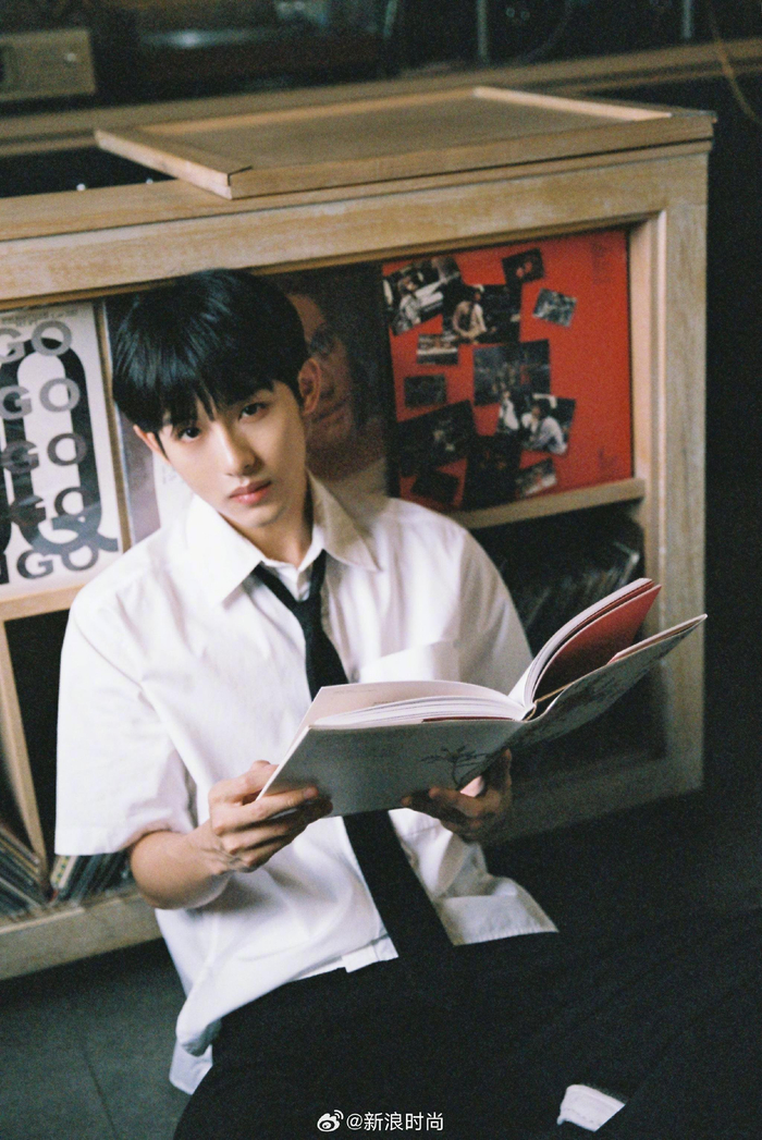 夏至未至"写真,黑领带白衬衫,满满的校园感,想知道少年的耳机在听什么