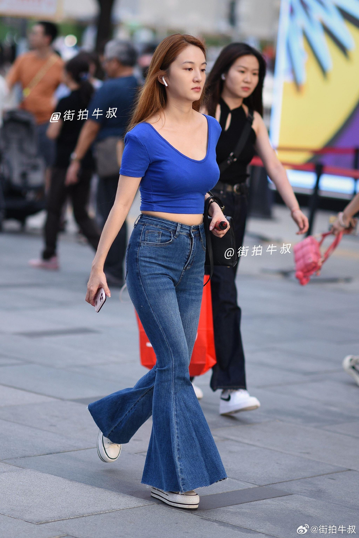 低胸短袖搭配喇叭裤,漂亮