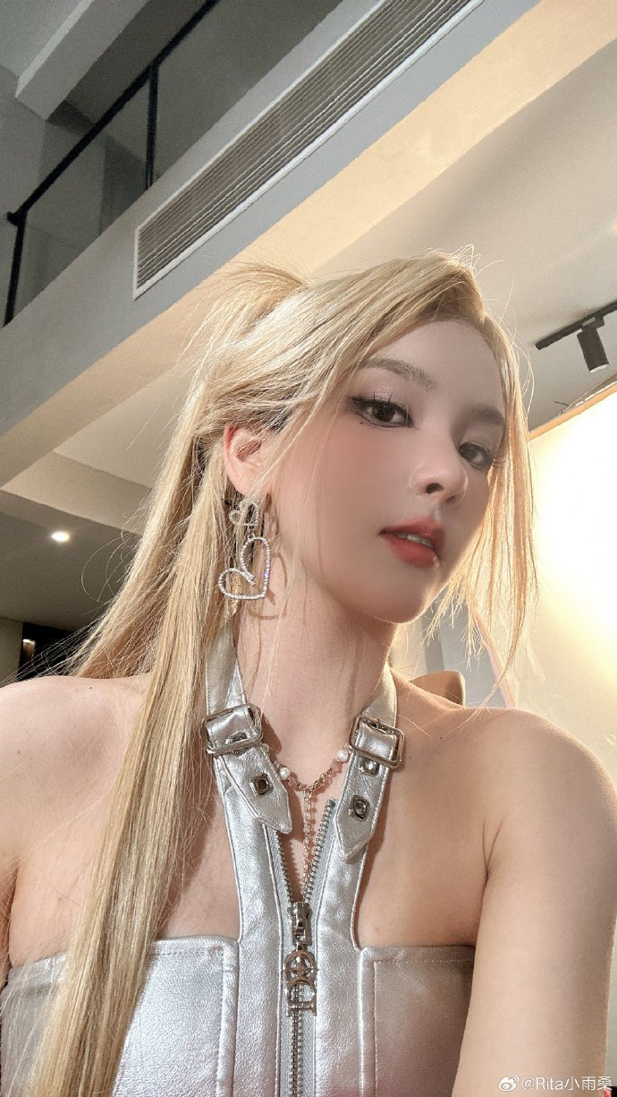 rita晒照黄头发妹妹