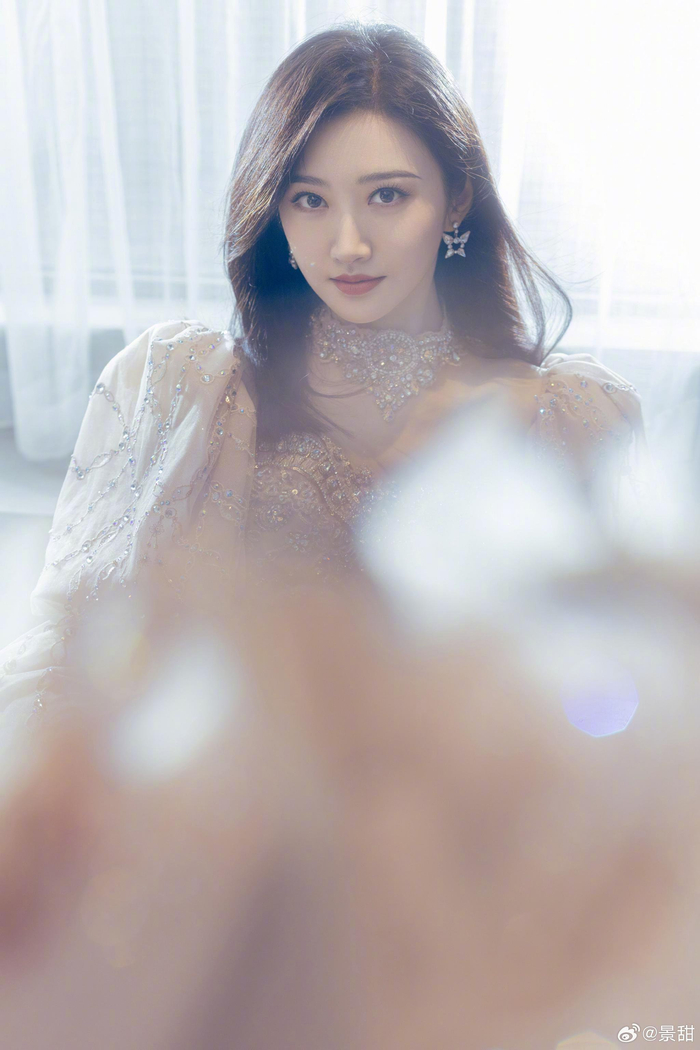 景甜闪钻公主裙搭配披肩长发,梦幻甜美,美到发光的甜甜|景甜_新浪新闻