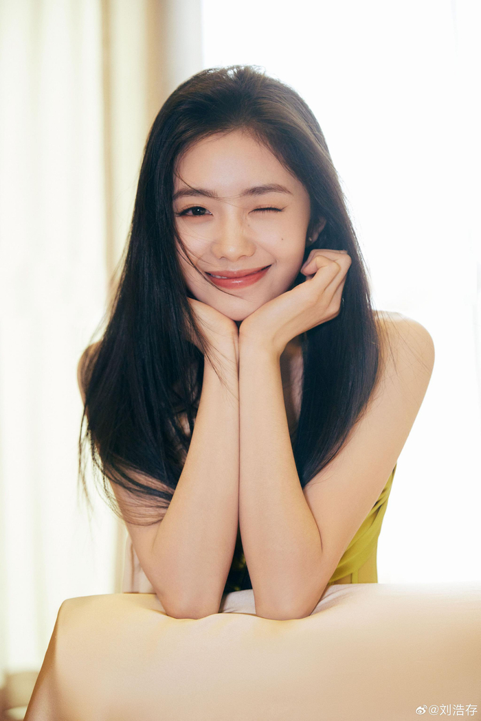 刘浩存 微博之夜造型出图|刘浩存|造型|红毯_新浪新闻