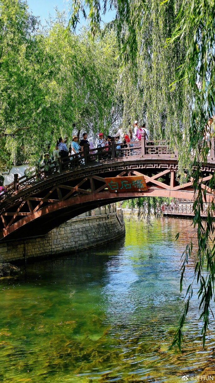 或许济南泉水一半的美在护城河畔