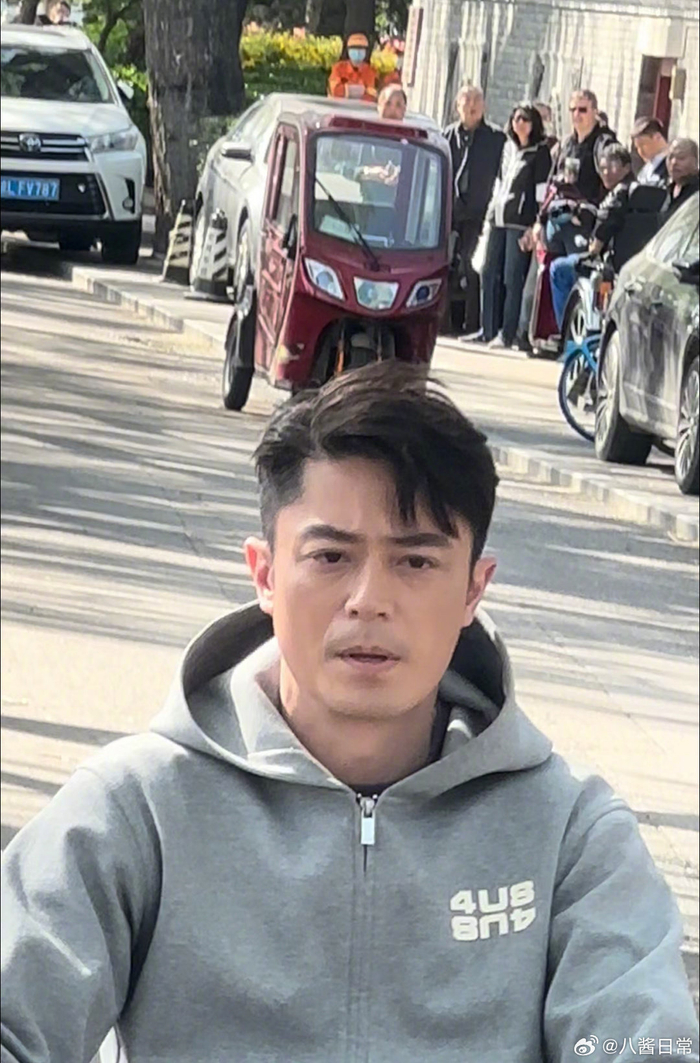 霍建华北京拍摄电视剧轻年路透