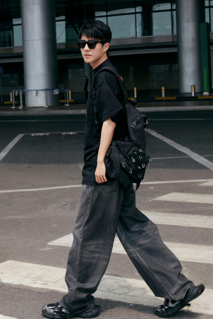 来看看@刘昊然turbo 出发参加balenciaga高定秀的all black