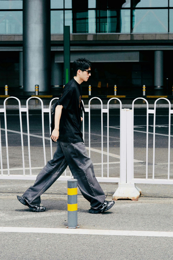 来看看@刘昊然turbo 出发参加balenciaga高定秀的all black……|刘