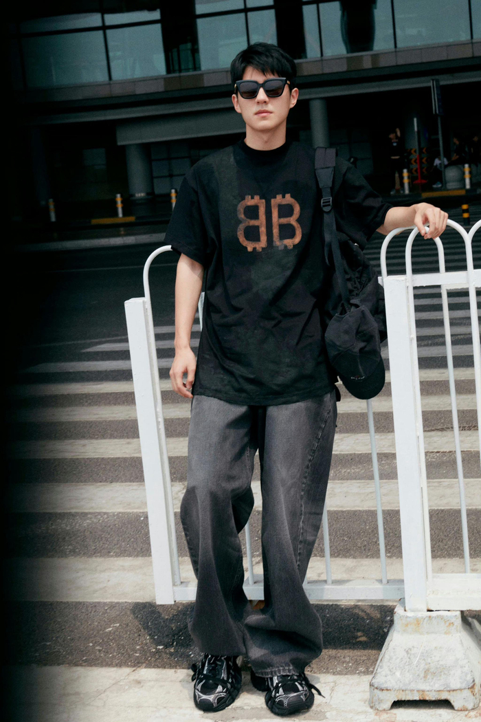来看看@刘昊然turbo 出发参加balenciaga高定秀的all black