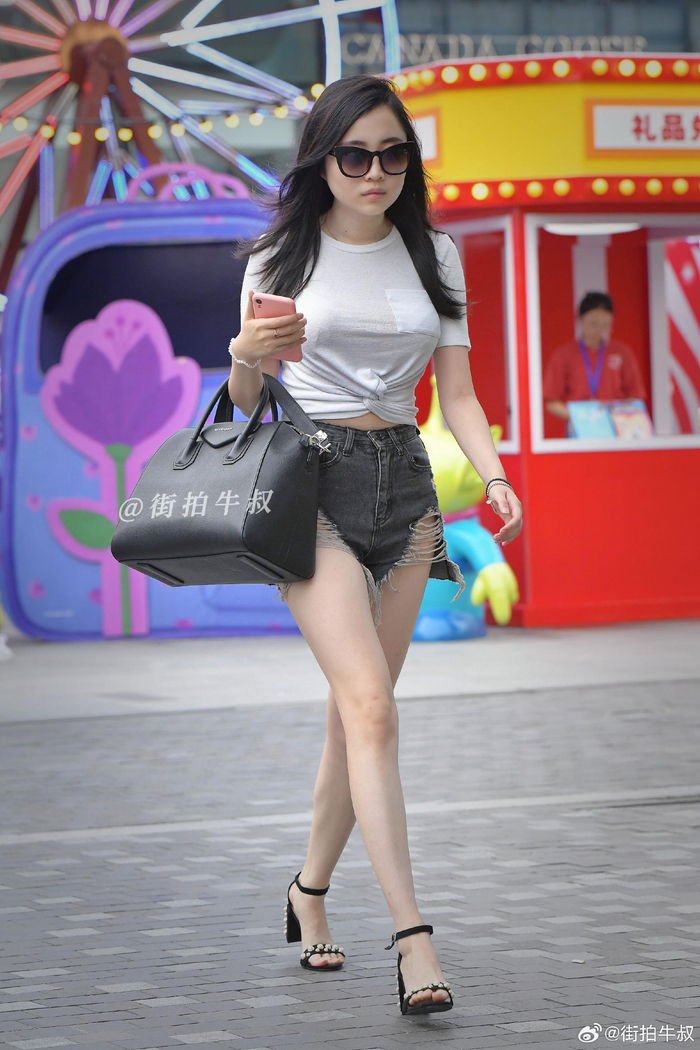 时尚的热裤女孩