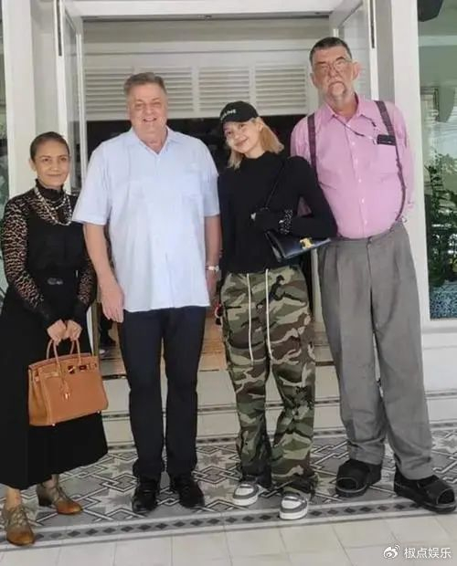 LV三公子特意飞泰国，跟Lisa和她家人一起跨年，已经见了双方父母