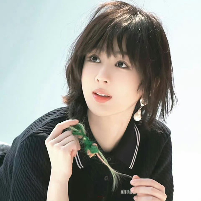 杨紫时尚芭莎短发造型,酷酷的像个美男子,这算是去"土"成功了吗