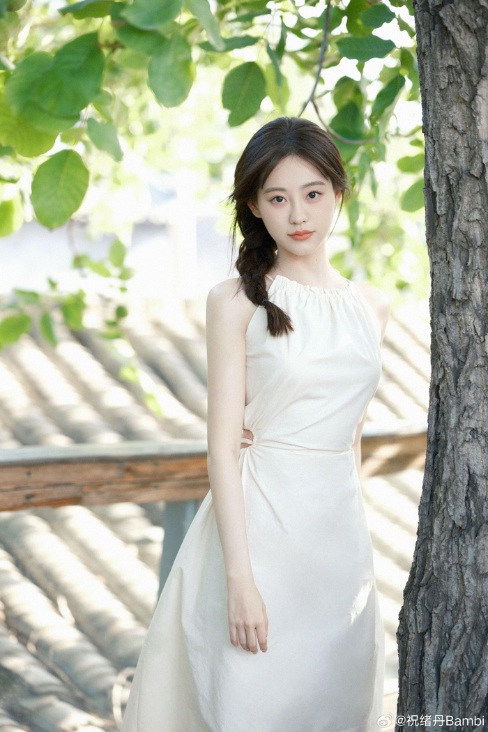 祝绪丹夏末白裙写真麻花辫白裙是校园里的初恋学姐啊