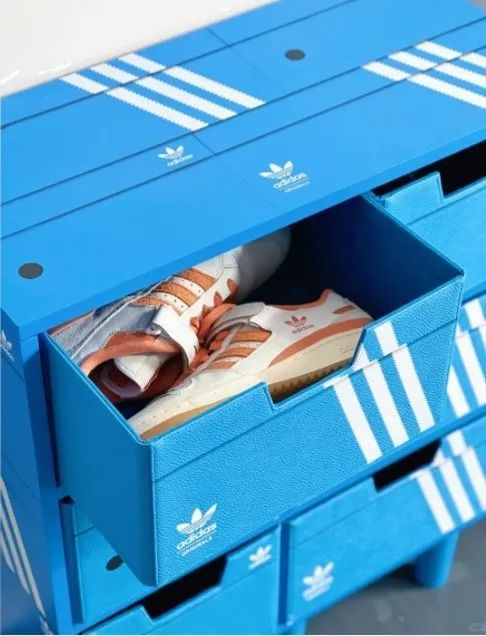 kseniaschnaider x adidas originals 的合作,也借鉴 adidas 蓝色鞋盒