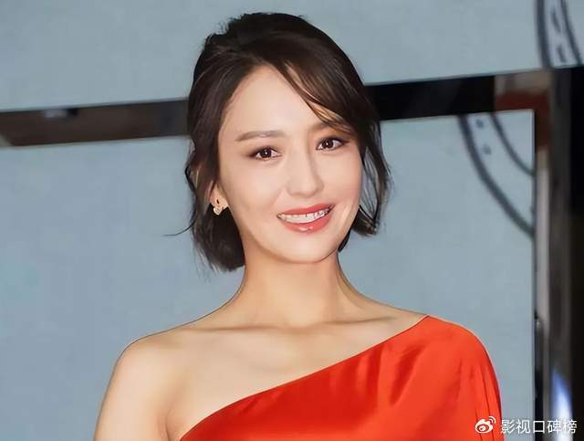 唐嫣首次参加戛纳,以代言人身份出席,佟丽娅在旁边高情商帮腔