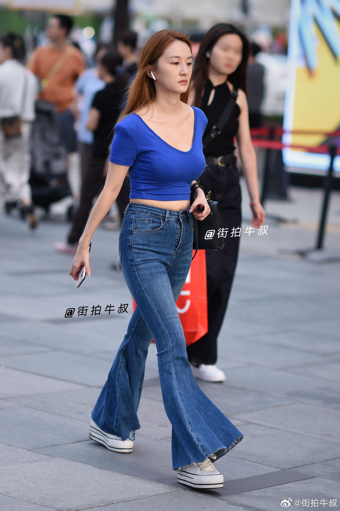 低胸短袖搭配喇叭裤,漂亮