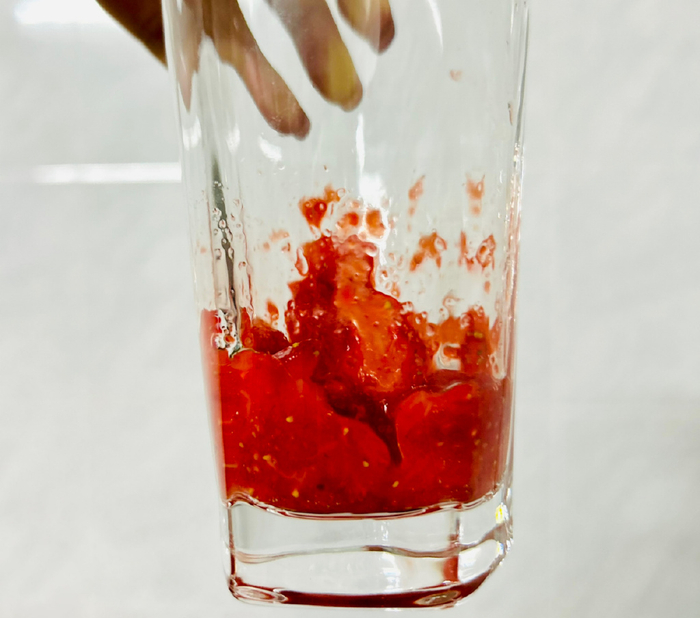 鲜香滑嫩草莓牛奶,享受爱意满满味蕾盛宴|雀巢|草莓牛奶|草莓_新浪