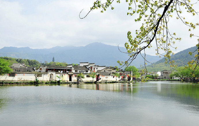 问讯湖边春色,重来又是三年。东风吹我过湖船,杨柳丝丝拂面。
