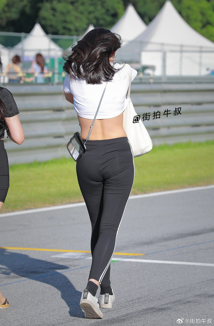 穿着性感的健身装的美女