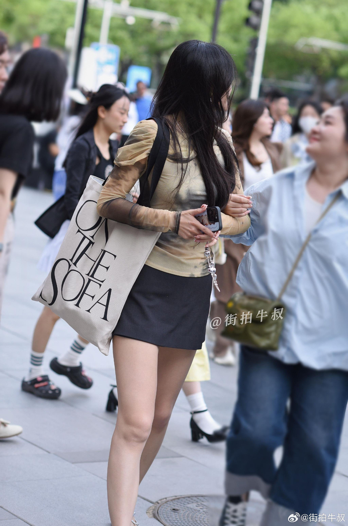美女腿型很漂亮,穿裙子好看