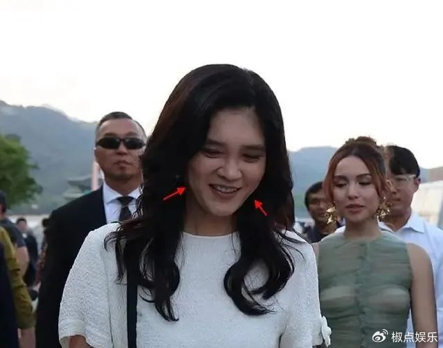 54岁李富真被偶遇，生图皱纹多脸型诡异，网友：还是森林北漂亮