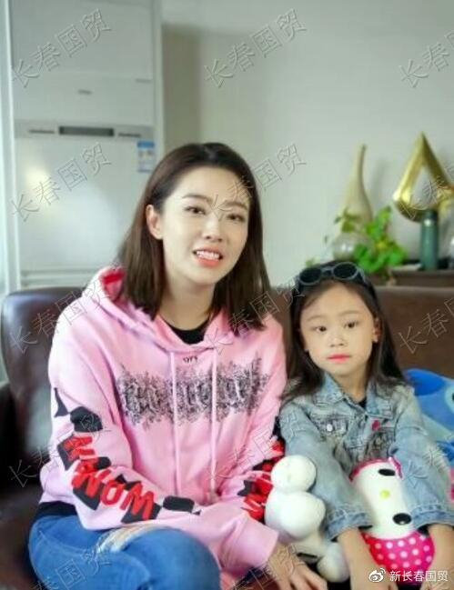还记得《马大帅》中的“小翠”吗?带6岁女儿同框出镜,34岁变这样了|孟真|马小翠|赵本山|草上飞|大鼻子情圣_新浪娱乐_新浪新闻