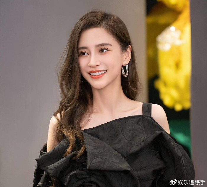 杨颖低调回归香港,携小海绵参加公益活动,昔日女神变身爱心天使|时装周|巴黎时装周|Angelababy|儿子|母亲_新浪新闻