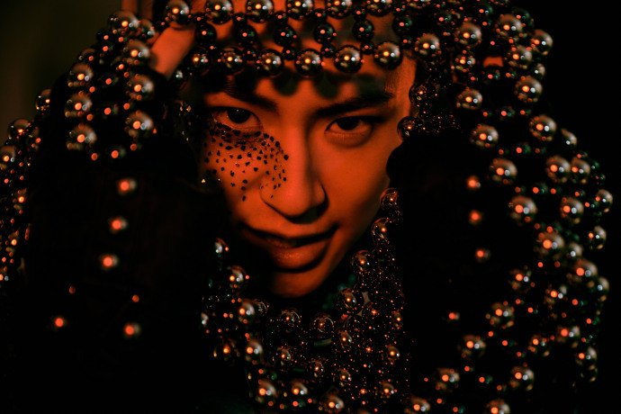 小鬼王琳凯半面贴钻朋克妆小鬼每一次的舞台造型都好用心好帅