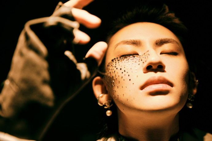 小鬼王琳凯半面贴钻朋克妆小鬼每一次的舞台造型都好用心好帅