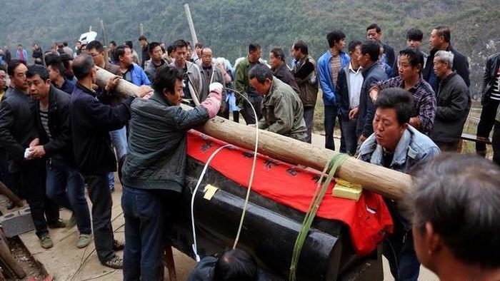 发现一个现象，农村老人舍不得吃舍不得穿，宁愿把钱留下来办后事