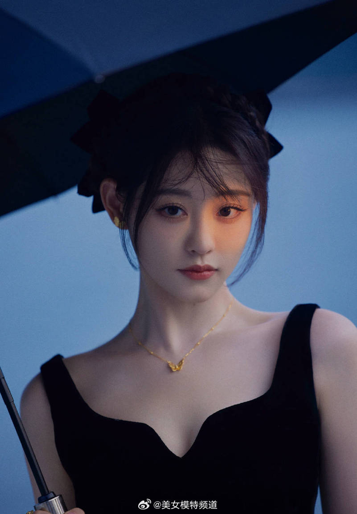 祝绪丹穿低领黑裙漫步海边 身姿窈窕灵动清纯娇美