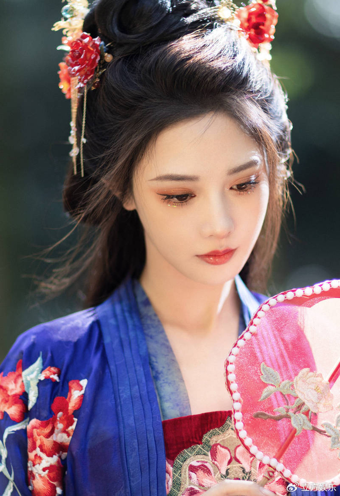 彭小苒唐风造型清冷易碎 表情温婉气质慵懒迷人