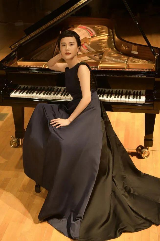 钢琴演奏杨珊珊图片