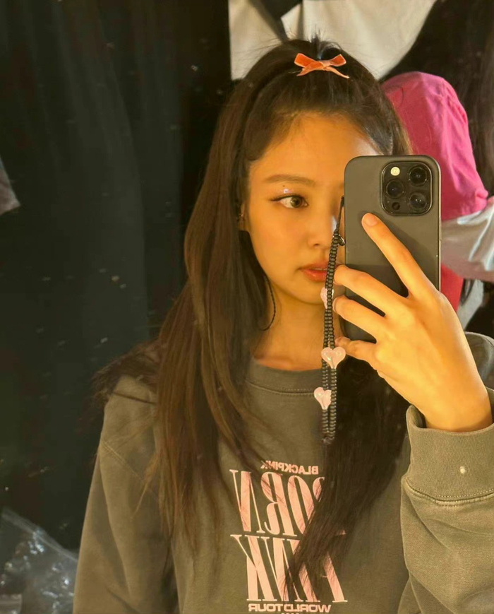jennie对镜自拍