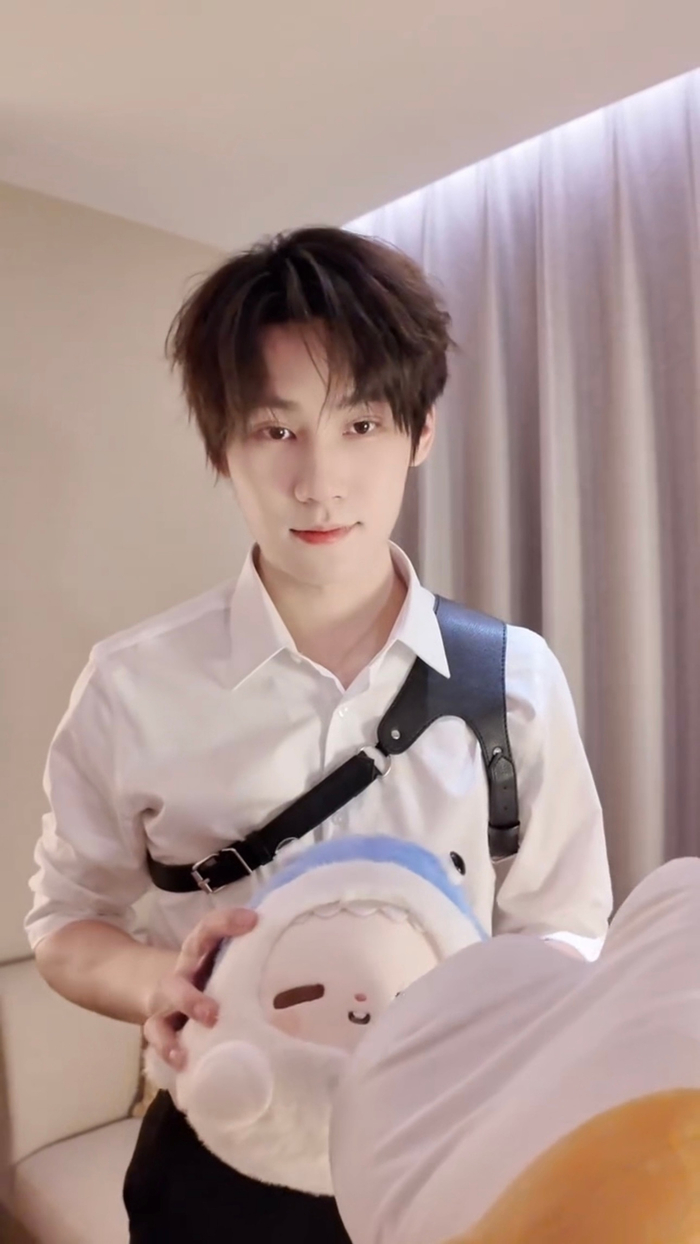 张真源五周年直播今晚就要来啦,这白衬衫预告视频有点帅气在身上啦