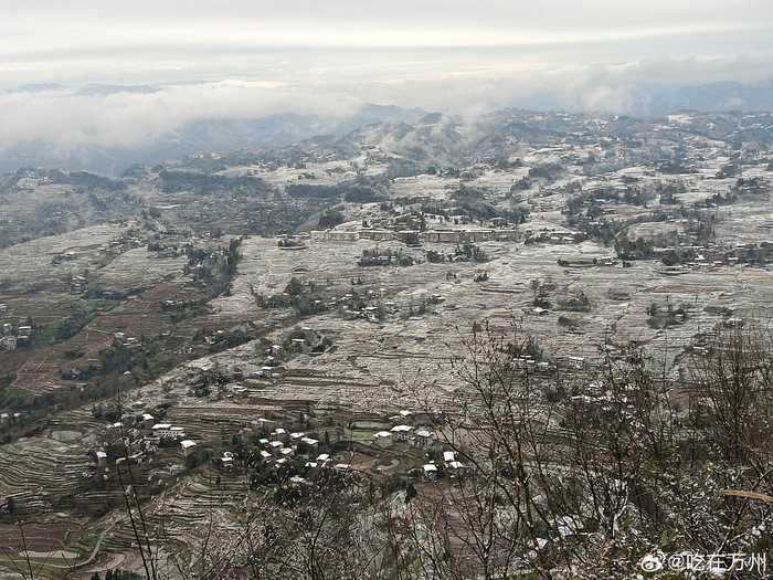 万州区太安镇区迎来龙年首场降雪