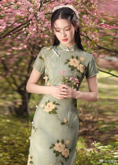 天香旗袍:春意盎然的绿色诗篇