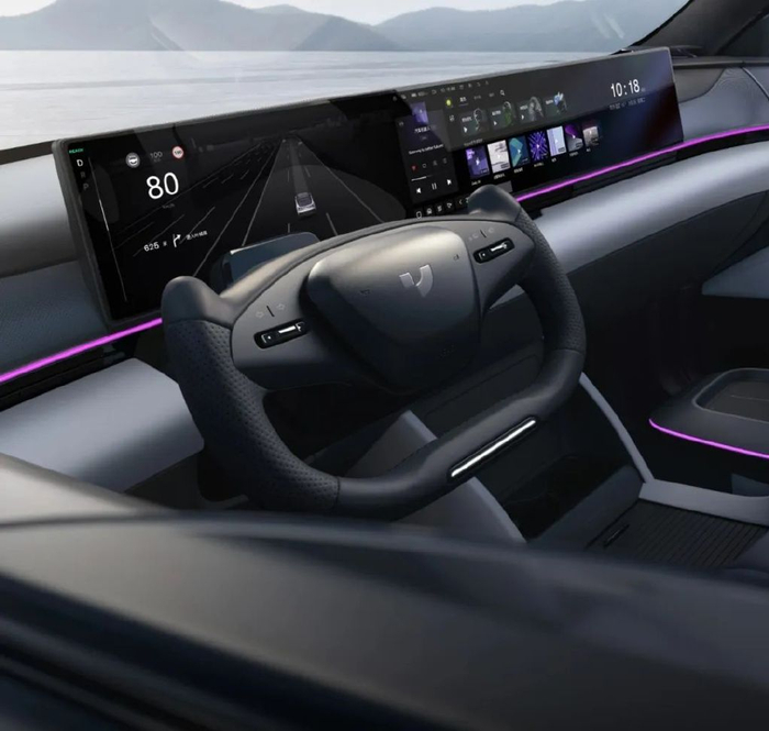 从极越01的产品力来看还是很强的,尤其官网对极越01描述是"汽车机器人