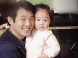 李连杰父亲节罕晒与四女儿早期合照：我陪你们长大，你们陪我变老