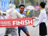 外媒痛批万州马拉松！爆料冠军多次向裁判解释，仍被强行推出赛道