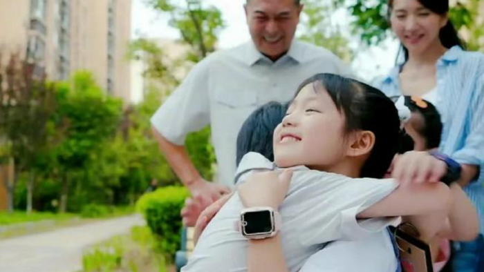 我们这代父母，终于敢对孩子说“喜欢一个人不是错”