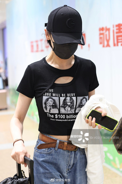 24日刘恺威女友李晓峰现身机场上身黑色露腰t恤身材纤细