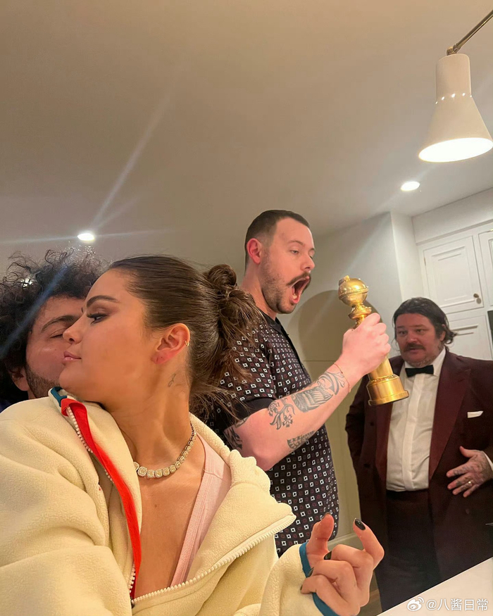 赛琳娜selena gomez晒与新男友甜蜜合照__财经头条