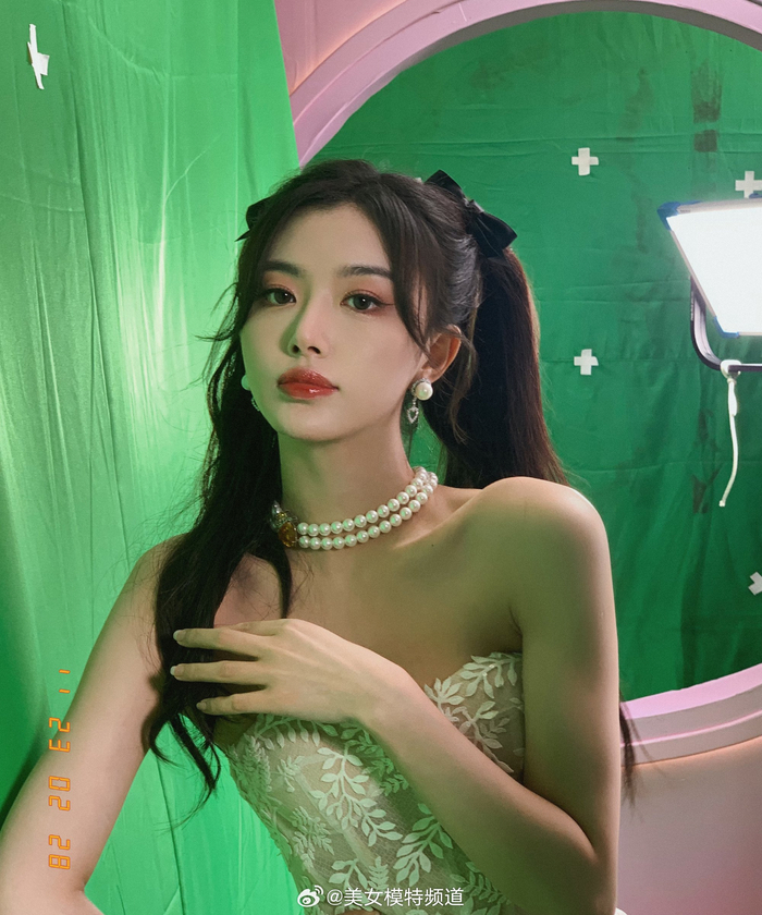 孔雪儿双马尾抹胸裙