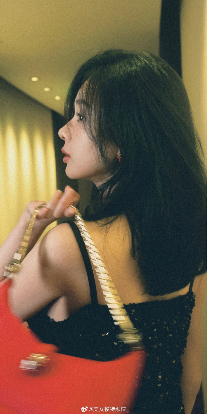 郑合惠子黑色吊带热辣迷人写真