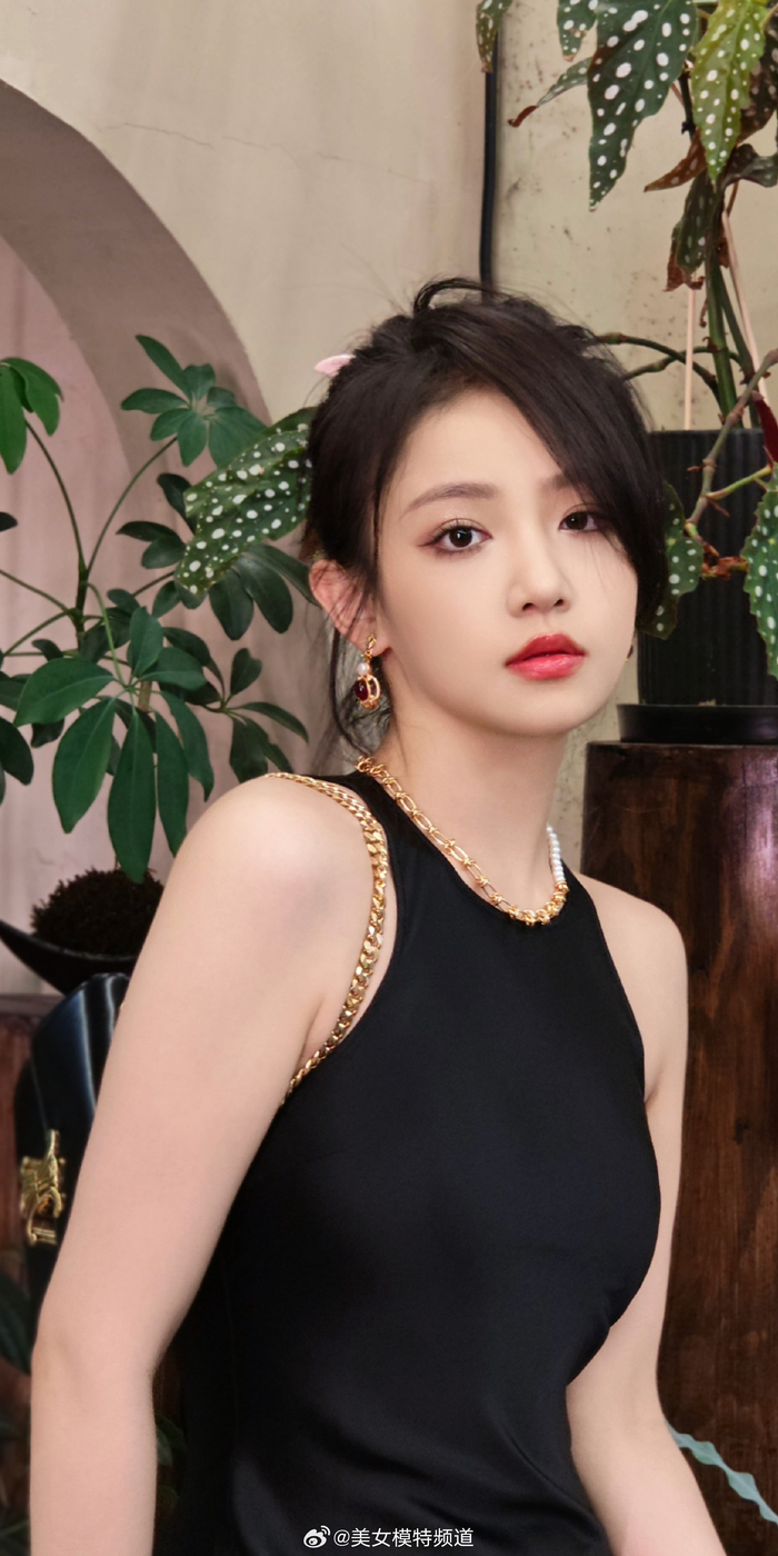 吴佳怡黑裙子红唇姐姐优雅写真