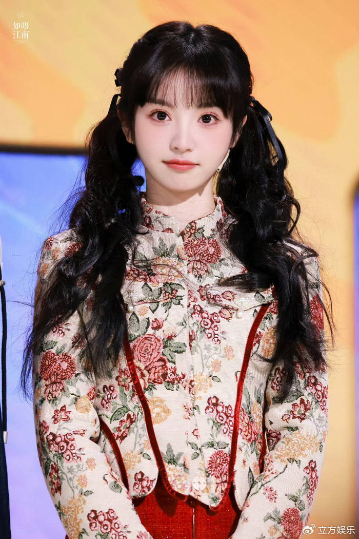 田曦薇扎双马尾表情娇憨灵动笑容甜美少女感十足