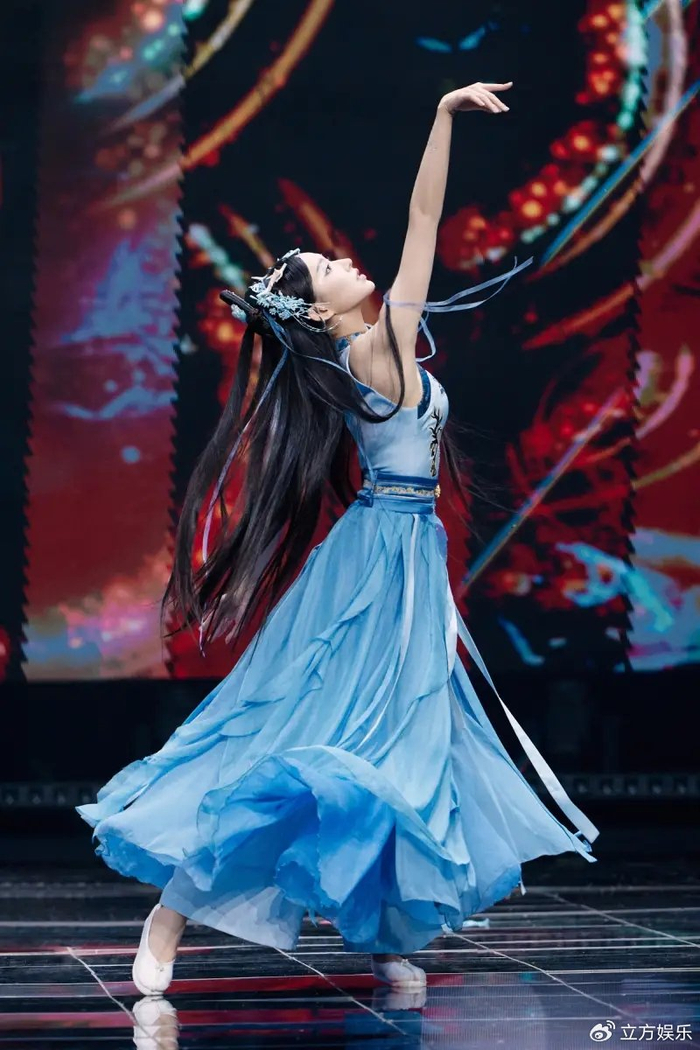 程潇琉璃龙女妆造型惊艳 台上跳舞婀娜多姿|程潇|龙女|琉璃_新浪新闻
