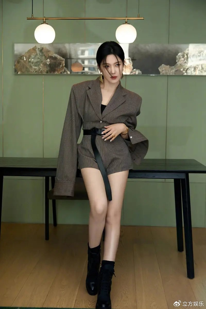 杨子姗穿西装短裤秀大长腿 身材高挑修长比例完美