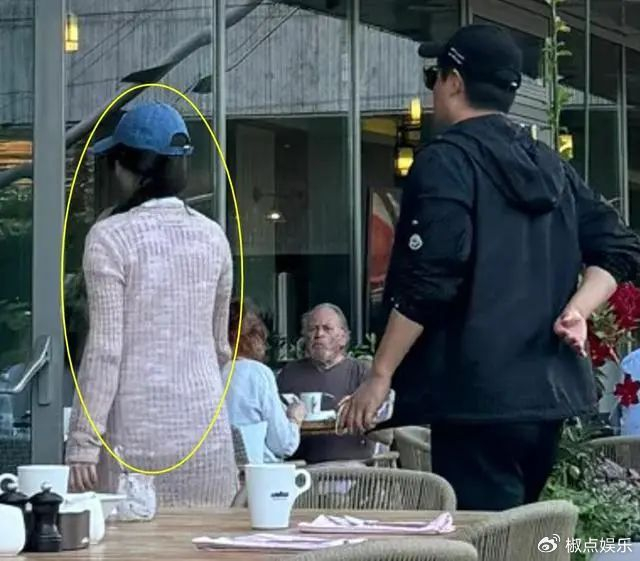 陈思诚携女友匈牙利旅游,小21岁阮巨漂亮身材好,入住2k一晚酒店|娱乐圈|爱情|粉丝_新浪娱乐_新浪新闻